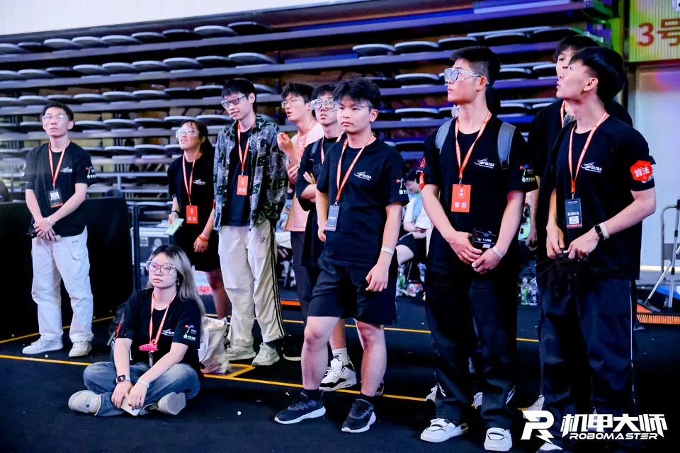 战队成员在场边共同观看比赛